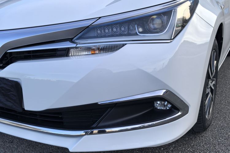 丰田 卡罗拉 2017款 改款双擎 1.8L E-CVT领先版局部细节9004