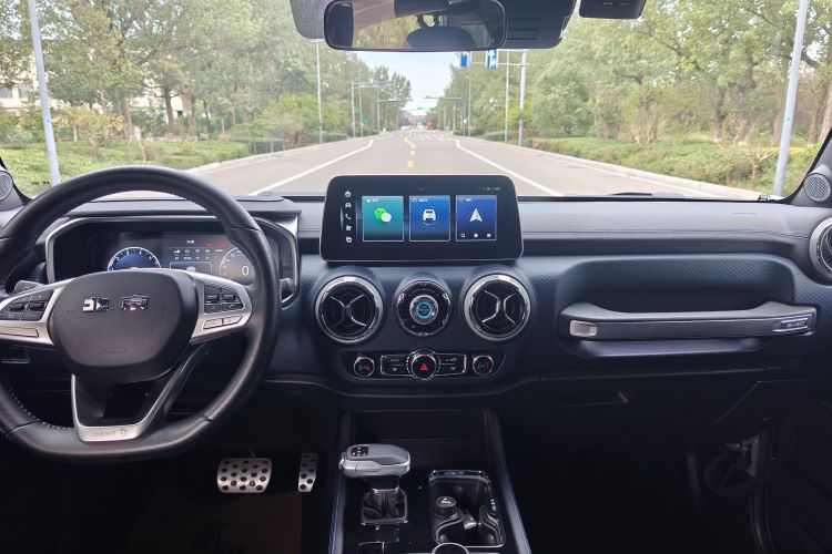 北京BJ40 2023款 2.0T 自动四驱城市猎人版侠客型中控内饰7002