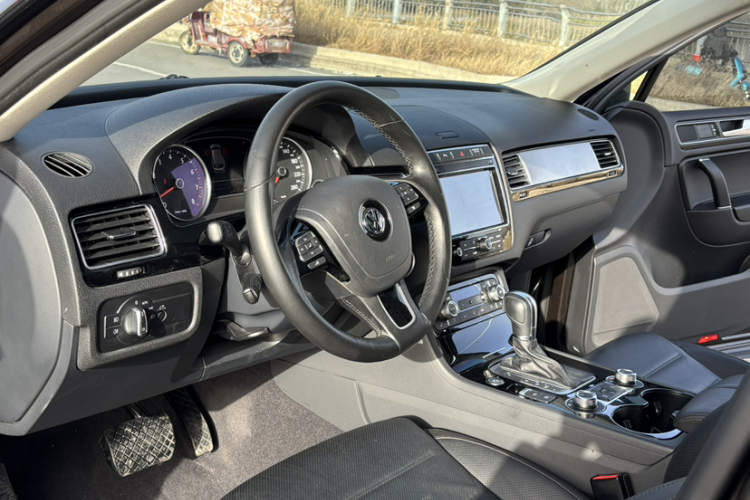 大众 途锐 2016款 3.0TSI 标配型中控内饰7011