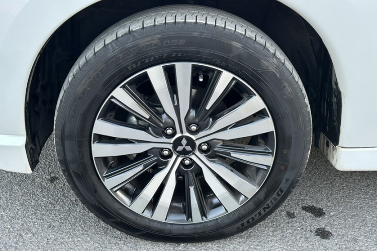 三菱 欧蓝德 2021款 2.4L 四驱致享版 7座车身外观6008