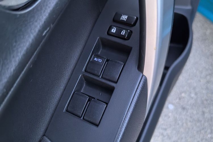 丰田 雷凌双擎E+ 2019款 1.8PH V E-CVT豪华版中控内饰7013