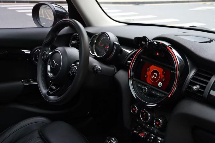 MINI 2018款 2.0T COOPER S 艺术家 五门版中控内饰7010