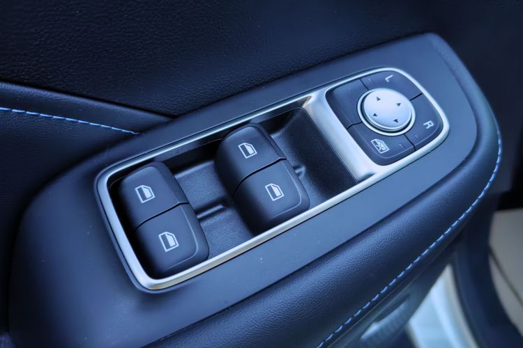 荣威RX5 2020款 PLUS 300TGI 手动Ali国潮豪华版中控内饰7011