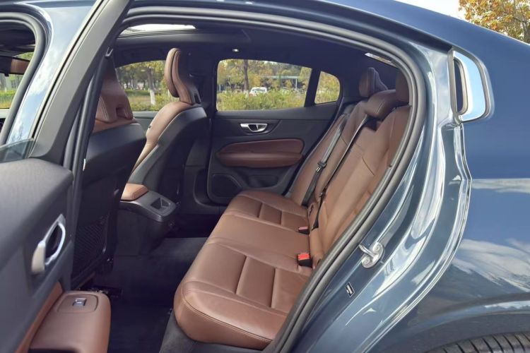 沃尔沃S60 2023款 B4 智逸豪华版中控内饰7007