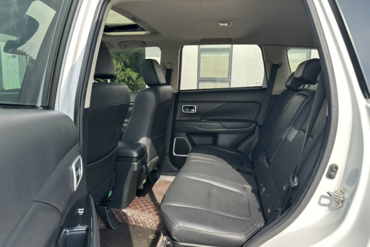 三菱 欧蓝德 2018款 2.0L 两驱荣耀版 5座中控内饰7003