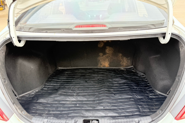 现代 瑞纳 2014款 1.4L 自动智能型GLS局部细节9001