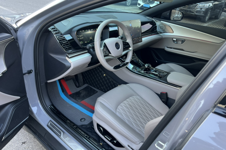 比亚迪 汉 2025款 DM-i 125KM精英型中控内饰7004