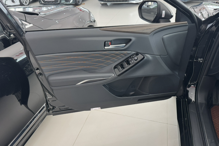 丰田 亚洲龙 2024款 双擎 2.0L 豪华版中控内饰7007