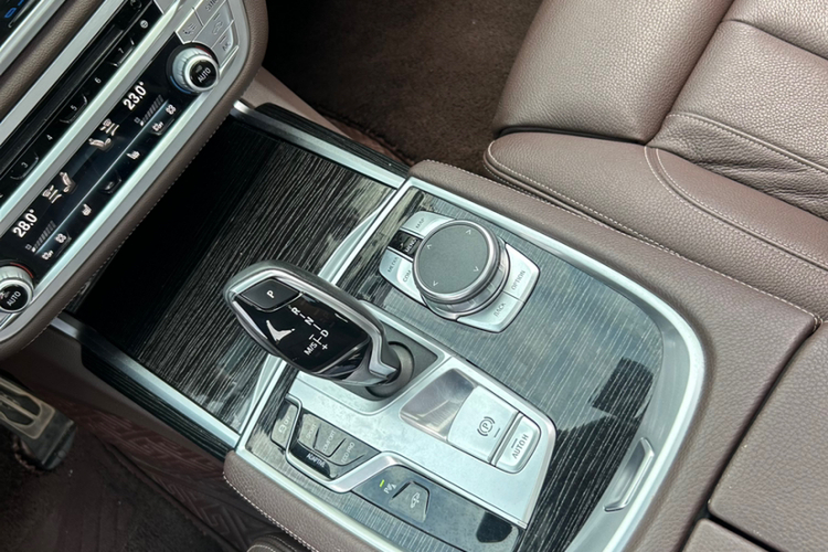 宝马7系 2018款 730Li 领先型 M运动套装中控内饰7008