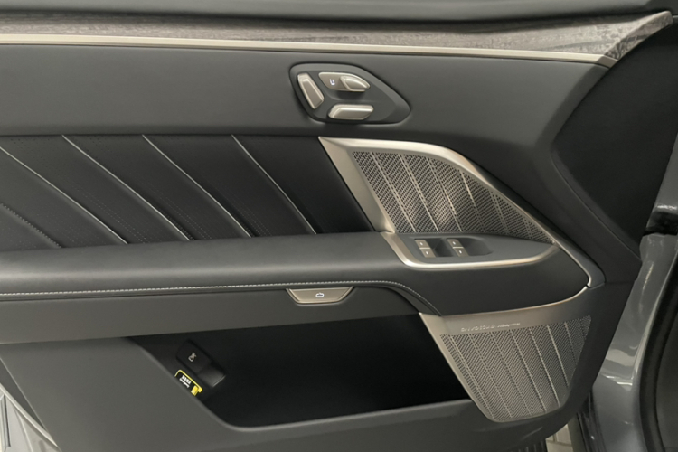 乐道L90 2025款 Max 六座版中控内饰7015