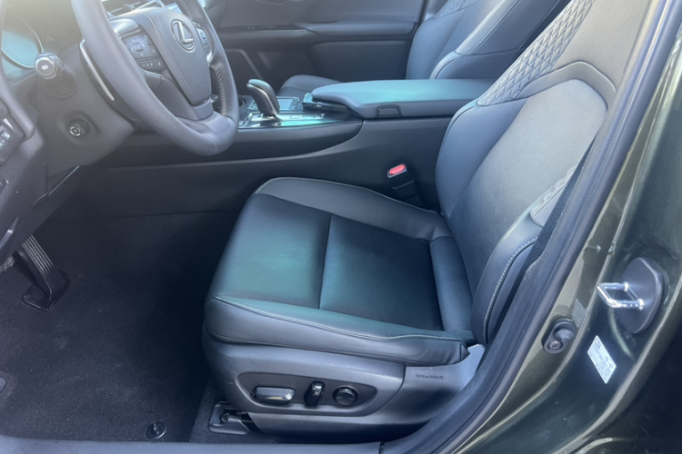 雷克萨斯UX新能源 2020款 300e 纯·悦版中控内饰7004