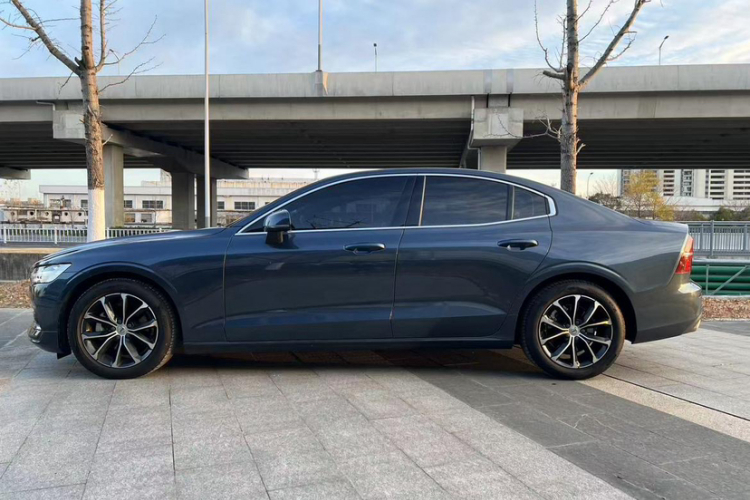 沃尔沃S60 2022款 B4 智逸豪华版车身外观6011