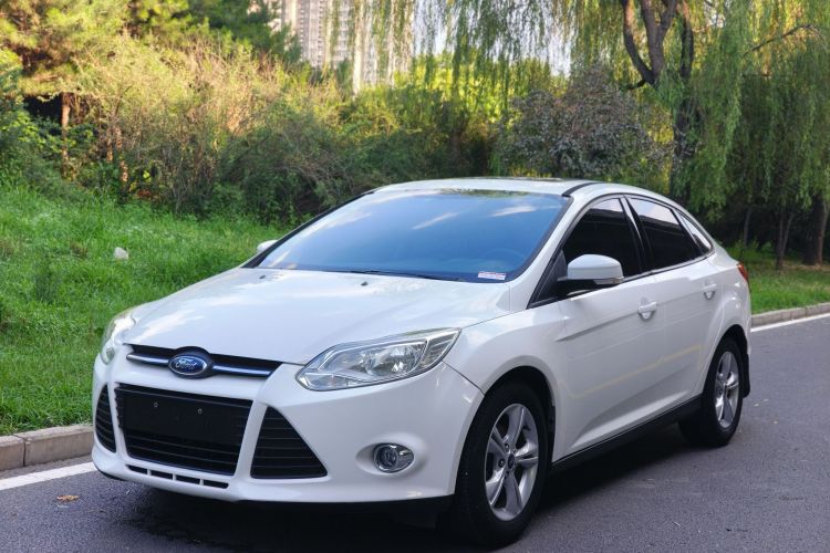 福特 福克斯 2012款 三厢 1.6L 自动风尚型车身外观1