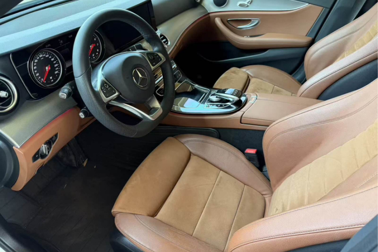 奔驰E级 2017款 E 200 运动型中控内饰7006