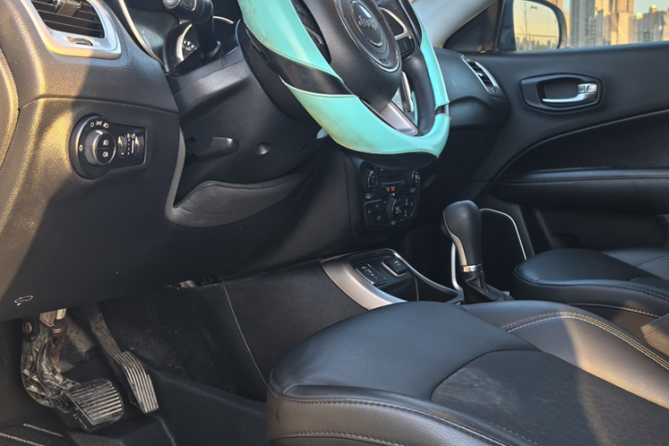 Jeep 指南者 2019款 220T 自动悦享版中控内饰7004