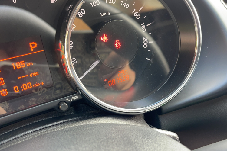 标致3008 2015款 1.6THP 自动经典版中控内饰15