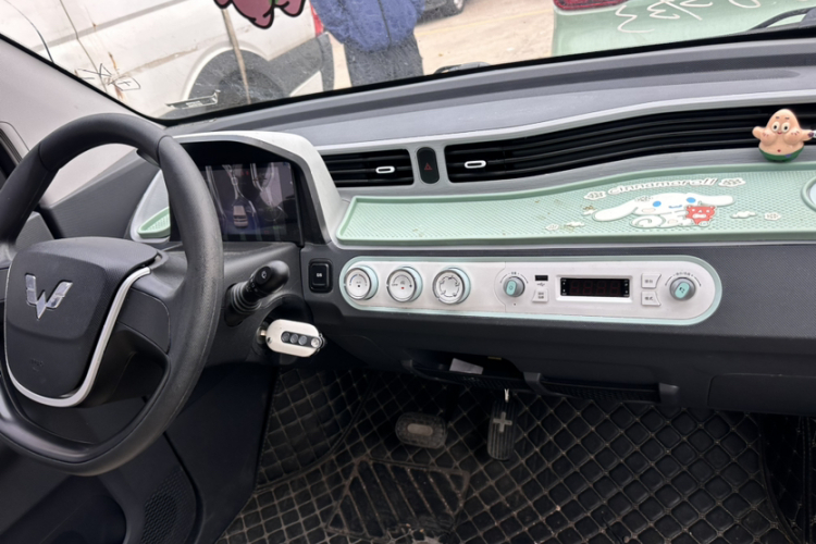 五菱汽车 宏光MINIEV 2022款 马卡龙臻享款 三元锂中控内饰7004