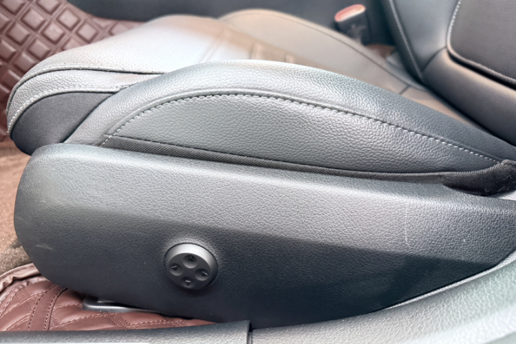 奔驰C级 2022款 改款 C 260 L 运动版局部细节9009