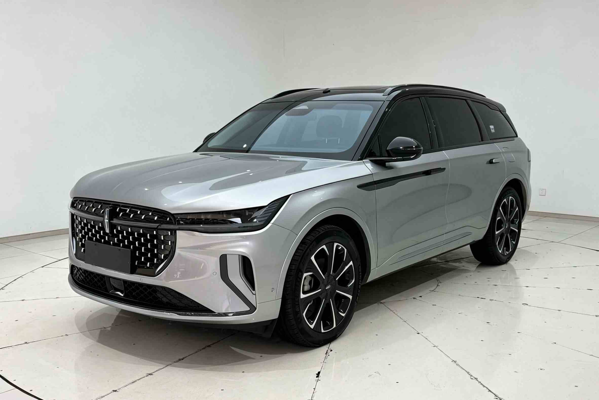 林肯 航海家 2023款 2.0T 四驱尊睿混动版(1)