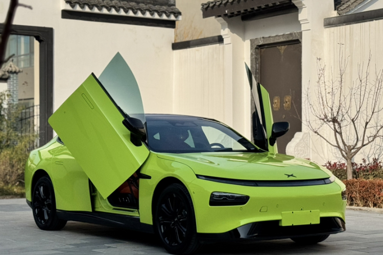 小鹏P7 2022款 670E+鹏翼版车身外观6006