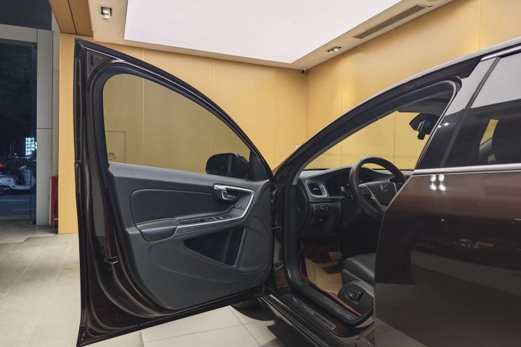 沃尔沃S60 2017款 S60L T3 智进版车身外观6011