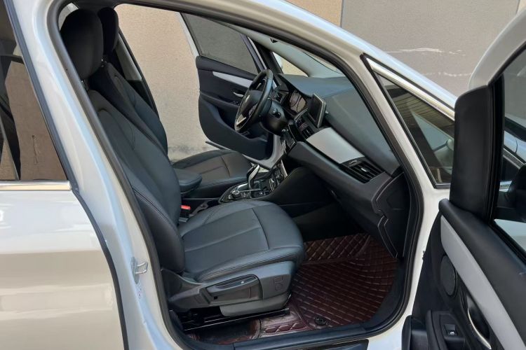 宝马2系多功能旅行车 2019款 220i 领先型中控内饰7004
