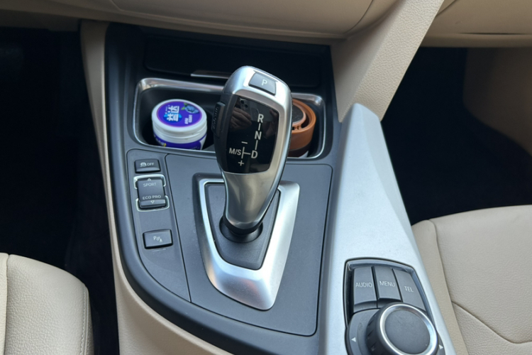 宝马3系 2015款 320i 超悦版时尚型中控内饰7004