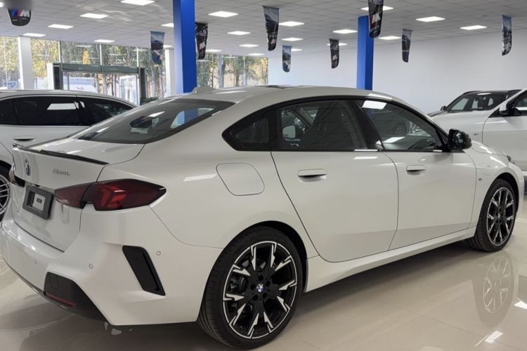 宝马2系 2025款 225L M运动曜夜套装车身外观6009