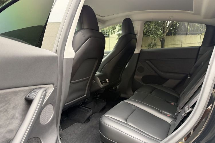 特斯拉 Model Y 2022款 改款 后轮驱动版中控内饰7004