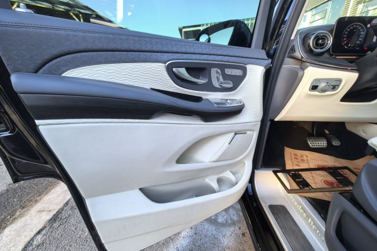 奔驰V级 2024款 V 300 L 长轴距尊贵版中控内饰7008