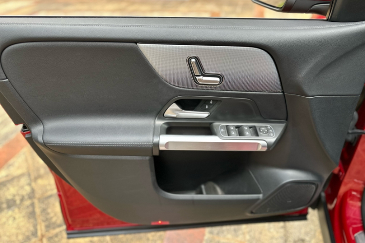 奔驰GLB 2023款 改款 GLB 200 时尚型中控内饰7006