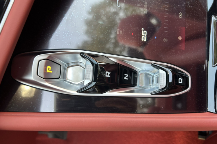 名爵 MG Cyberster 2026款 520km 传奇四驱版中控内饰7006