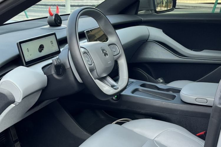 蔚来ET5 2022款 75kWh中控内饰7004