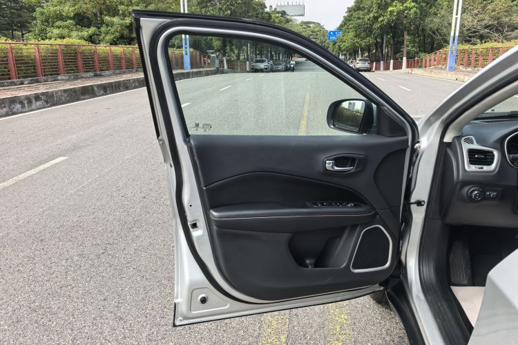 Jeep 指南者 2017款 200T 自动家享版中控内饰7009