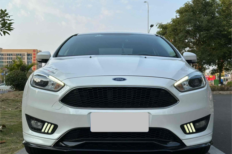 福特 福克斯 2018款 三厢经典 EcoBoost 180 自动精英型车身外观6005