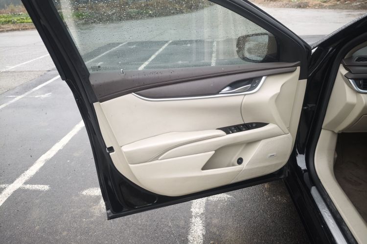 凯迪拉克XTS 2015款 28T 舒适型中控内饰7010