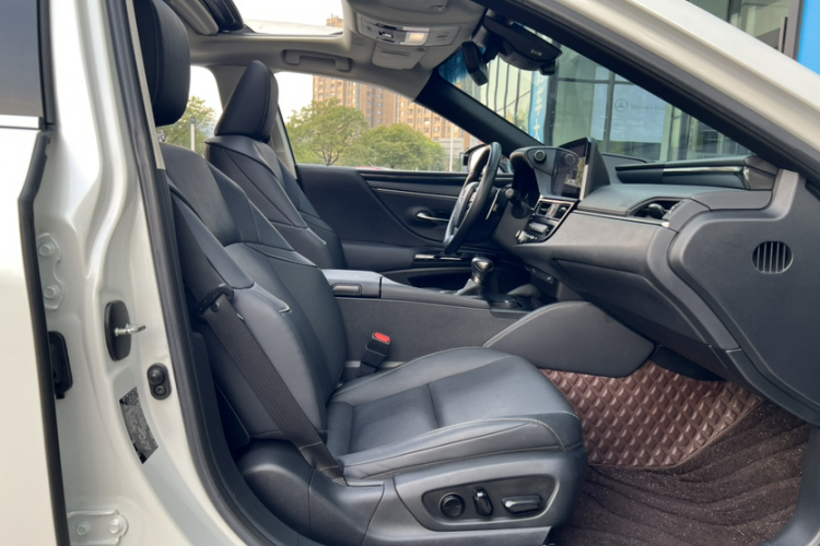 雷克萨斯ES 2022款 200 卓越版中控内饰7006