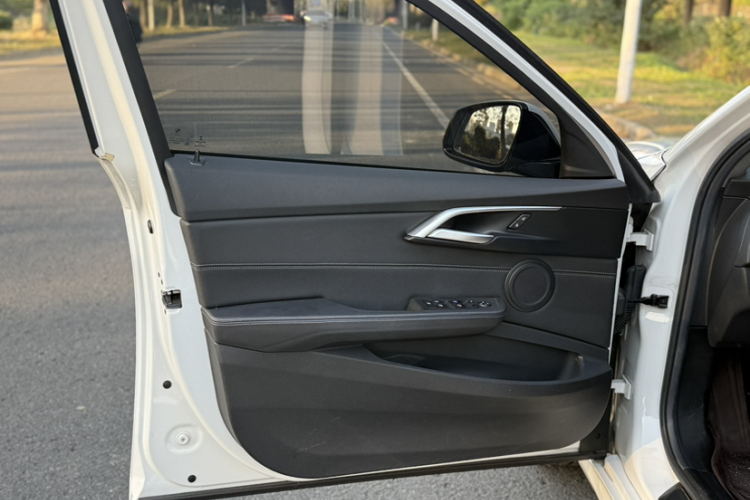 宝马1系 2019款 118i M运动套装中控内饰7003