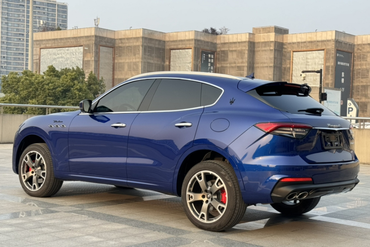 玛莎拉蒂 Levante 2023款 3.0T Modena车身外观6004