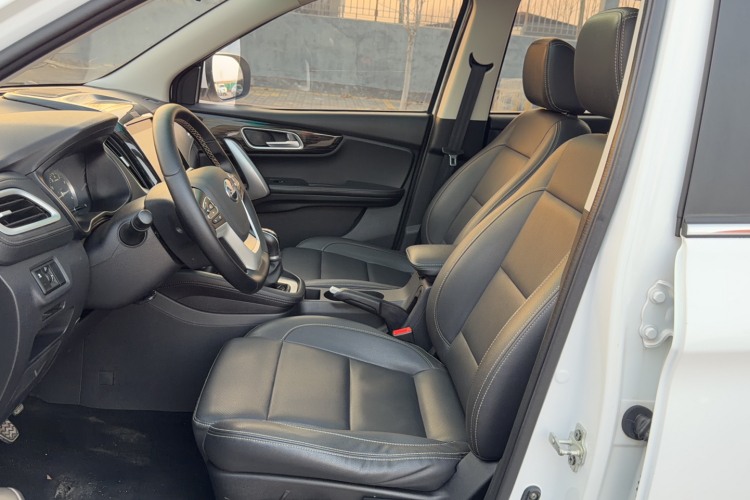 SWM斯威汽车 SWM斯威X7 2016款 1.5T 手动豪华型 7座局部细节19