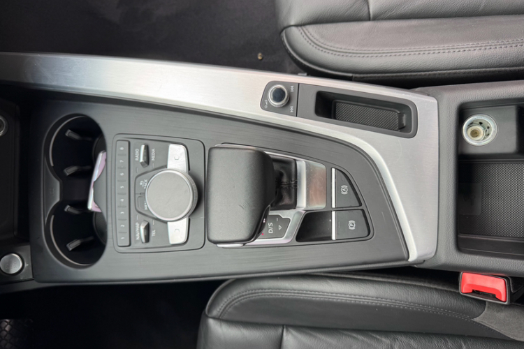 奥迪A4L 2019款 40 TFSI 运动型 国VI中控内饰7006