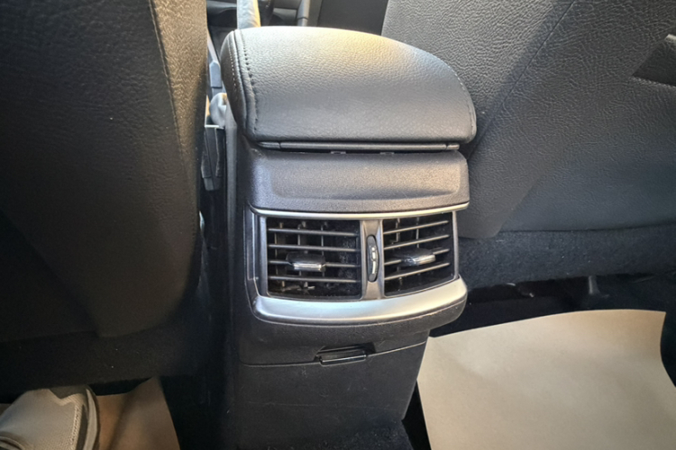 雪铁龙C4L 2015款 1.6T 自动尊贵版中控内饰7015