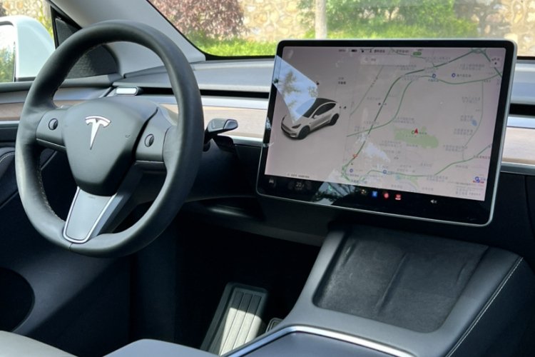 特斯拉 Model Y 2021款 长续航全轮驱动版中控内饰7001