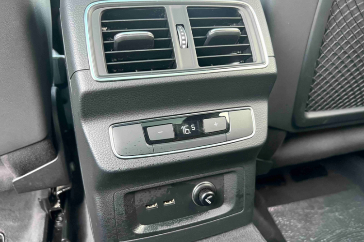 奥迪Q5L 2020款 45 TFSI 尊享时尚型中控内饰7006