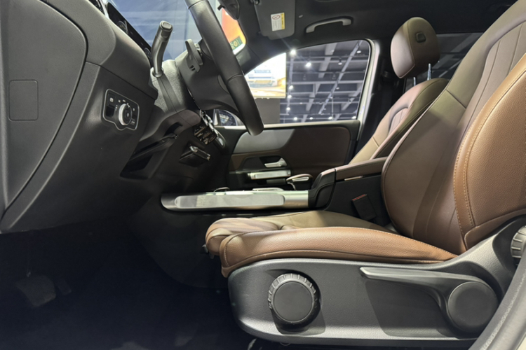 奔驰GLB 2022款 改款二 GLB 200 时尚型中控内饰7002