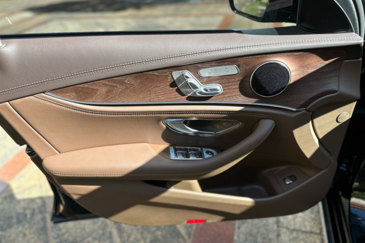 奔驰E级 2023款 改款 E 300 L 时尚型中控内饰7012