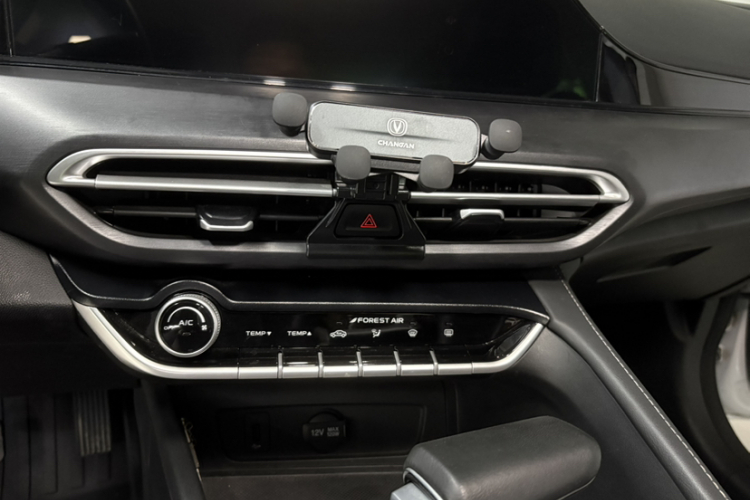 长安 逸动 2022款 PLUS 1.6L GDI CVT精英型中控内饰7004