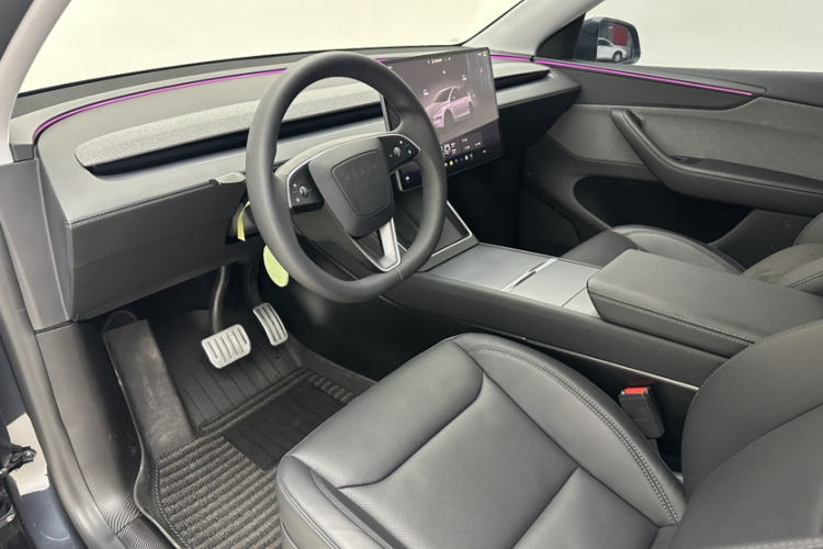 特斯拉 Model Y 2025款 后轮驱动版中控内饰7001