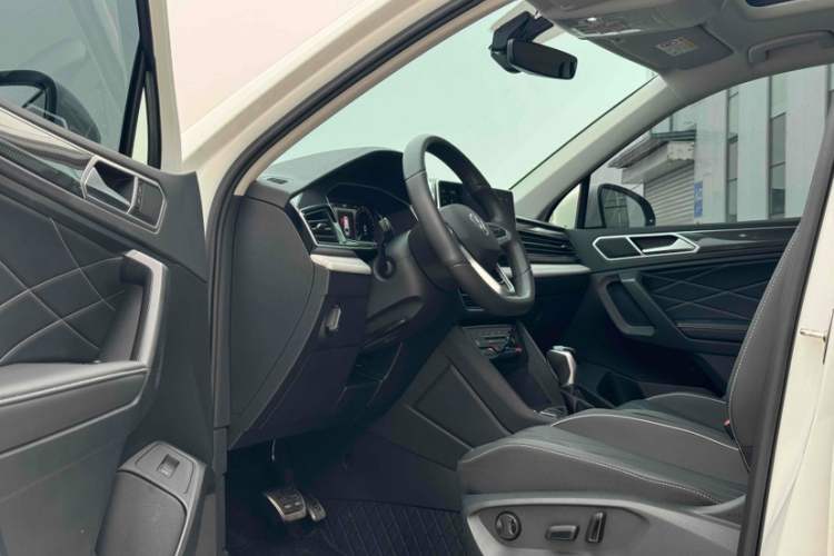 大众 途观L 2024款 出众款 330TSI 自动两驱R-Line龙耀版中控内饰7011