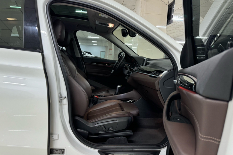 宝马X1 2018款 xDrive20Li 尊享型中控内饰7012